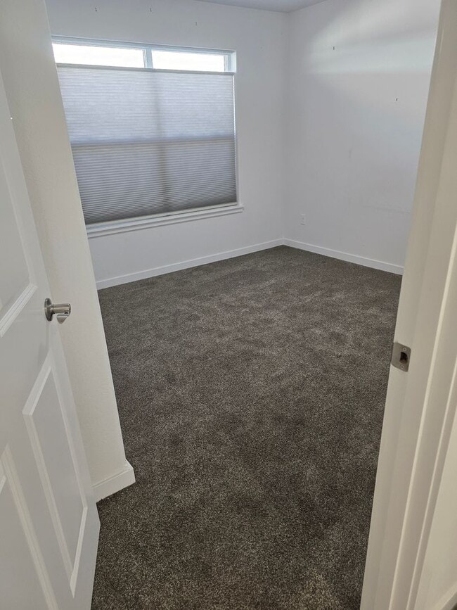 Building Photo - 3 bed 2 bath Home for Rent in Grants Pass