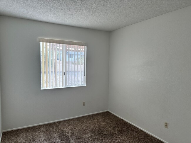 Building Photo - Unfurnished Full Time