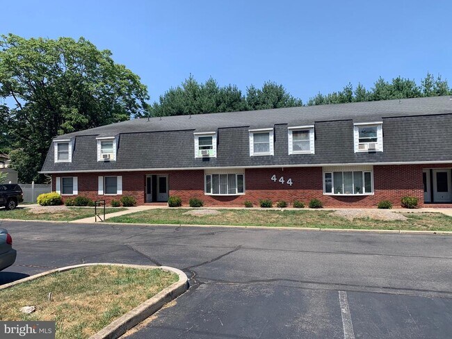 Primary Photo - 444 E Holly Ave