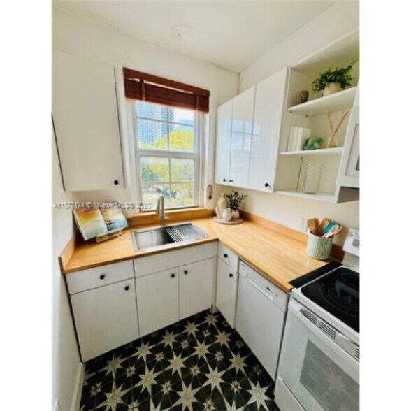 Primary Photo - 3224 Biscayne Blvd