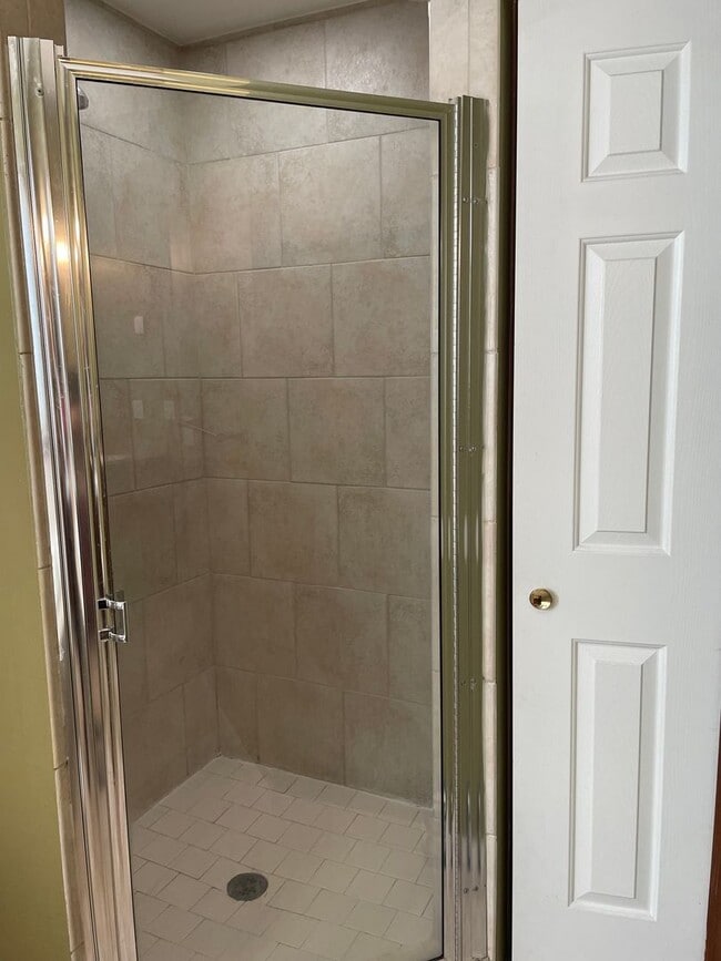 Building Photo - Clinton Twp Home-4-Bedroom, 2.5 Baths, Lau...