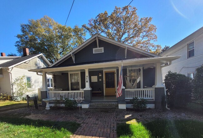 Primary Photo - Charming 2 Bed/1 Bath Bungalow Style Home ...