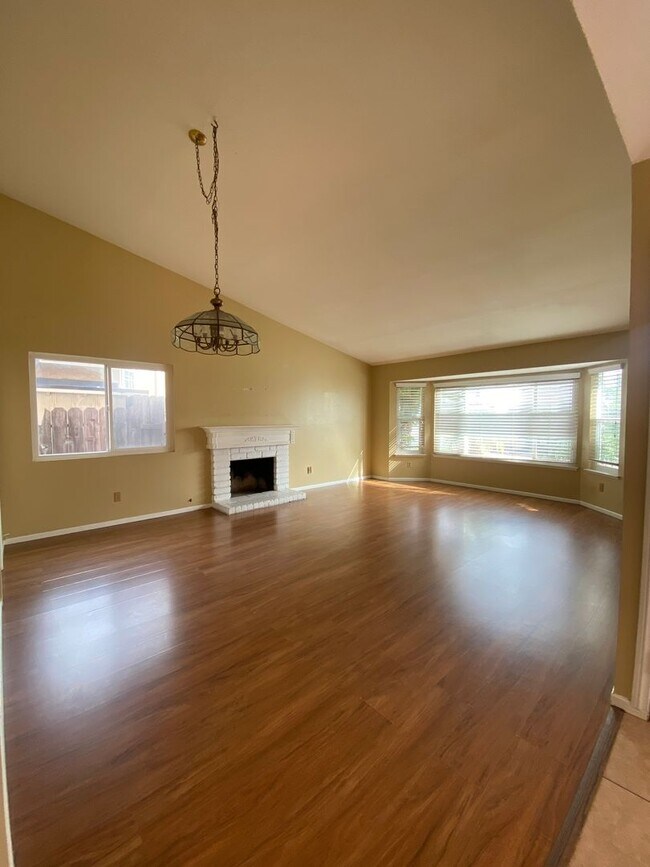 Building Photo - Pool Home in Ontario with Three Bedrooms