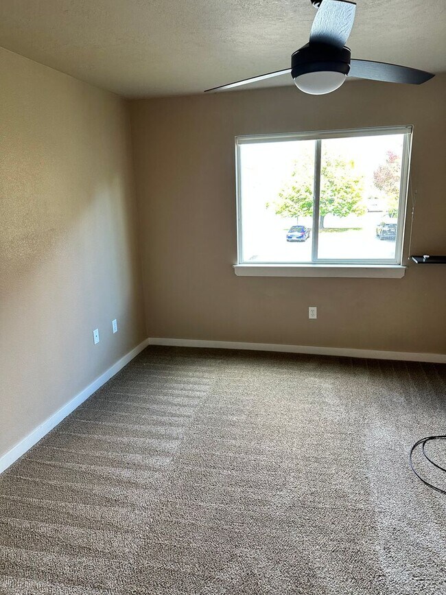 Building Photo - 3 Bedroom 2 Bath Townhome with Gas Fireplace, community pool, lots of storage