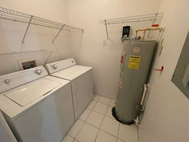 Building Photo - 1 Bed/1 Bath in Manor Row at Park Central!...