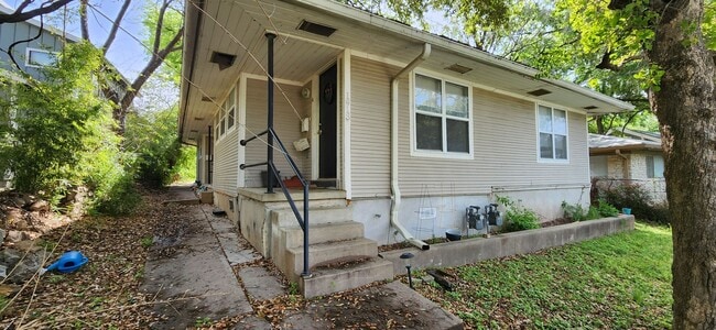 Building Photo - Top of the line 6 bed in West Campus!!! 1913!!!