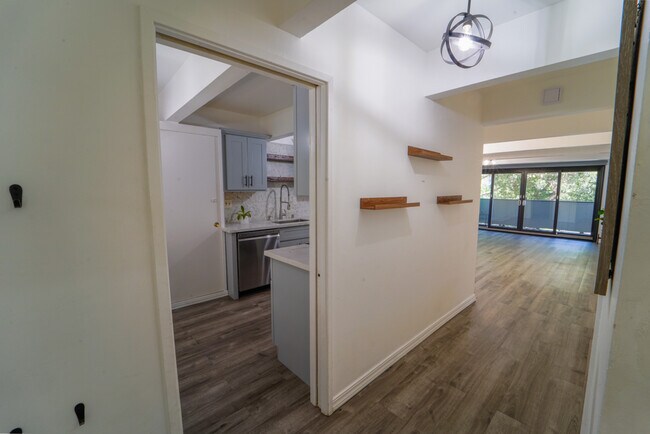 Building Photo - 320 Vía Casitas