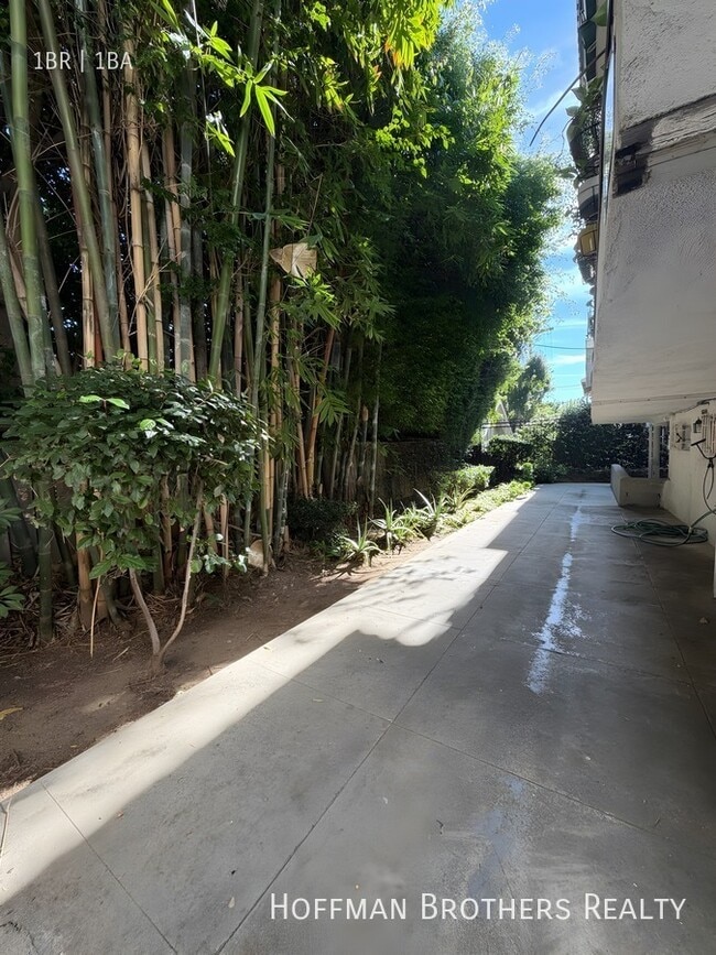 Building Photo - 1432 N Fairfax Ave