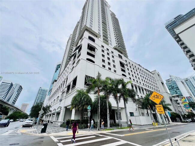 Building Photo - 999 SW 1st Ave