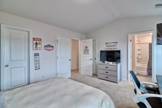 Building Photo - 310 Tulip Way