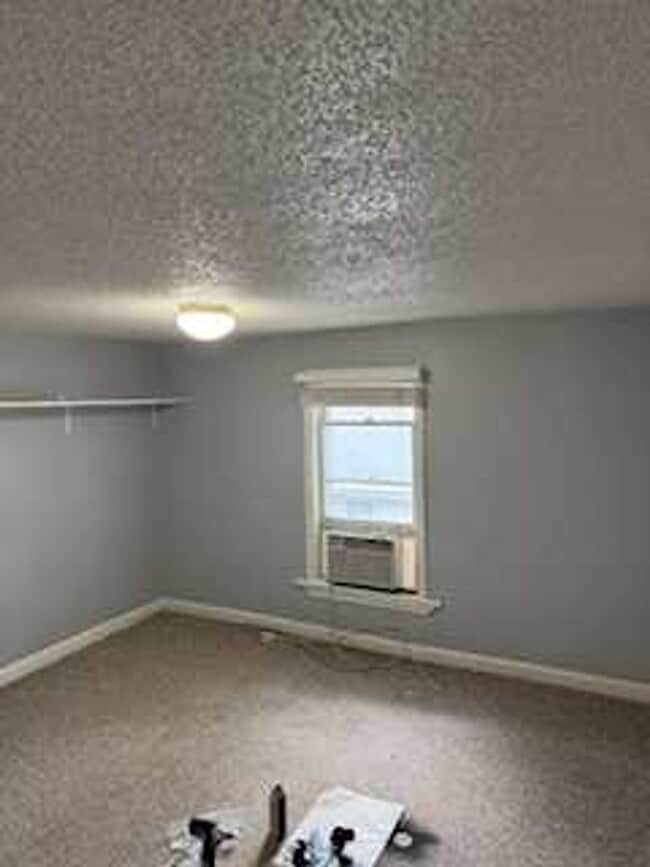 Building Photo - 3 Bedroom / 1 Bathroom Private Fenced Yard...