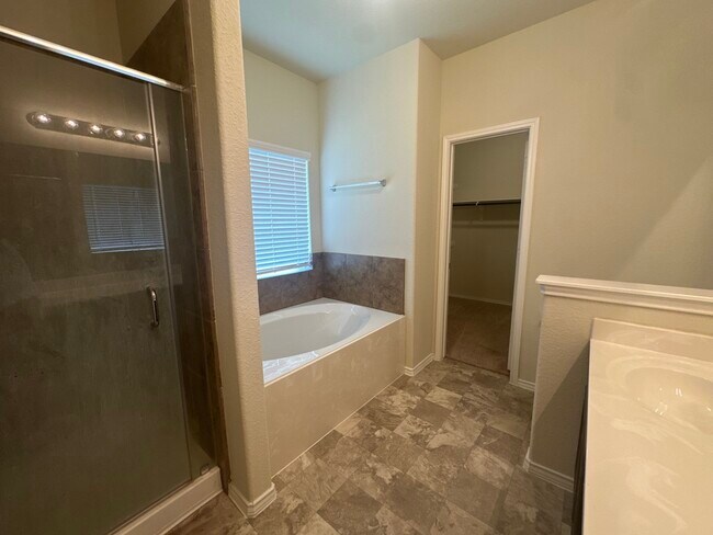 Building Photo - 3419 Golden Amber Ct