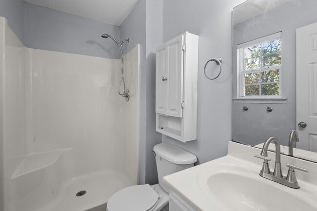 Building Photo - Beautiful 3 bedroom HOME