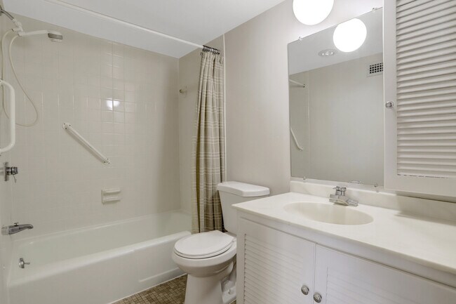 Building Photo - 3800 Fairfax Dr