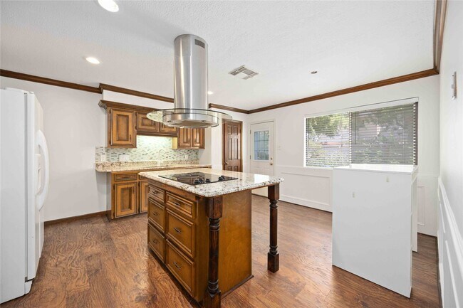 Building Photo - 1711 Woodland Springs St