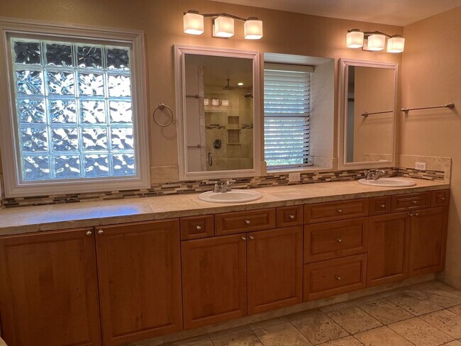 Building Photo - Gorgeous Lakeridge Shores Home Available Now
