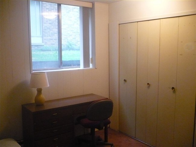 Building Photo - 2 br, 1 bath Apartment - 1317 Wilmot St #1