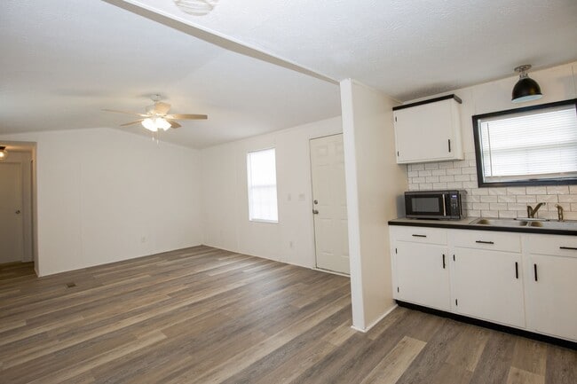 Building Photo - Charming Renovated 2-Bedroom, 2-Bath Home ...