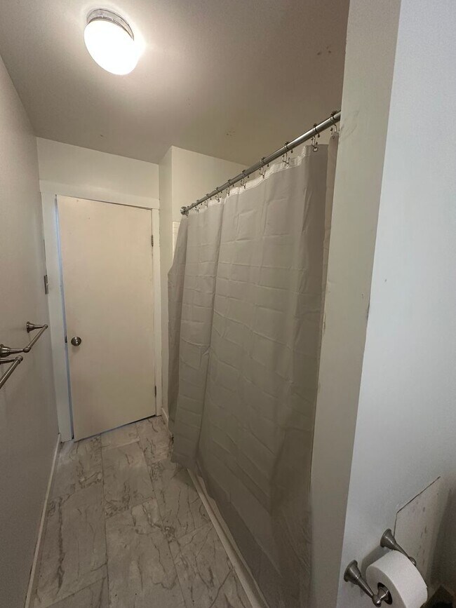 Building Photo - 3 bedrooms 2 baths, Split Level in the loc...