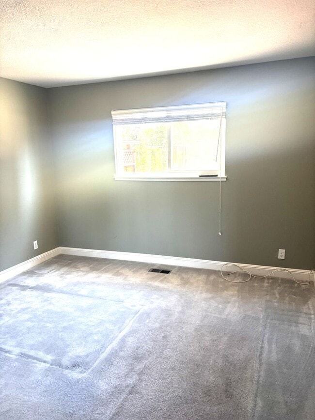 Building Photo - Stunning 4-Bedroom Home on Golf Course wit...