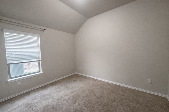 Building Photo - 3 BED 2 BATH NEW MANAGEMENT!!!!