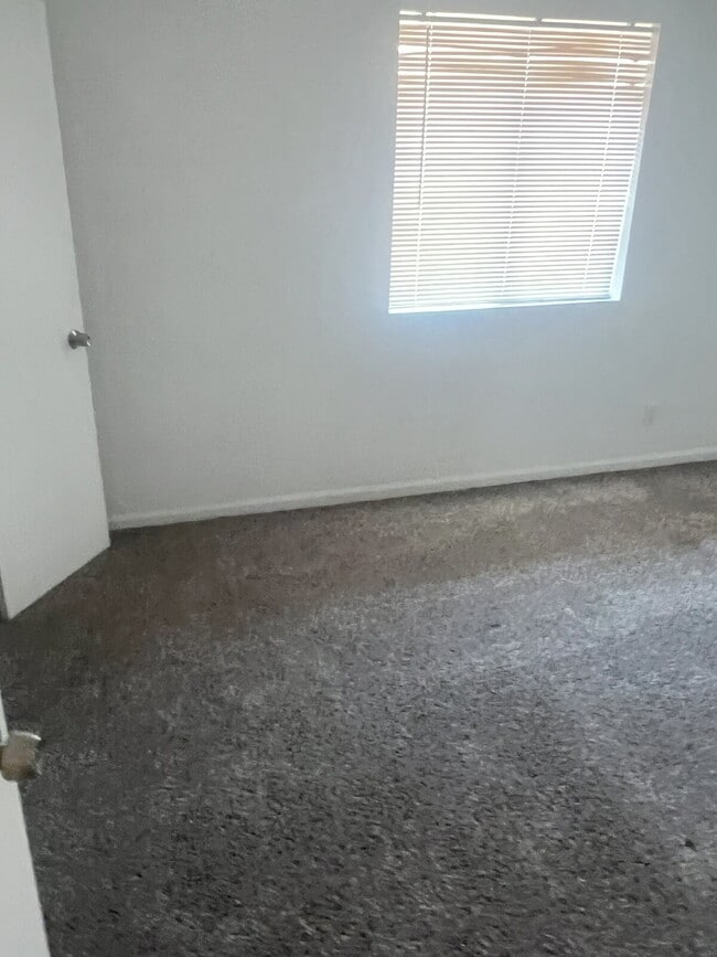 Building Photo - Great Location Near GCU – Newer A/C and Easy Access to I-17