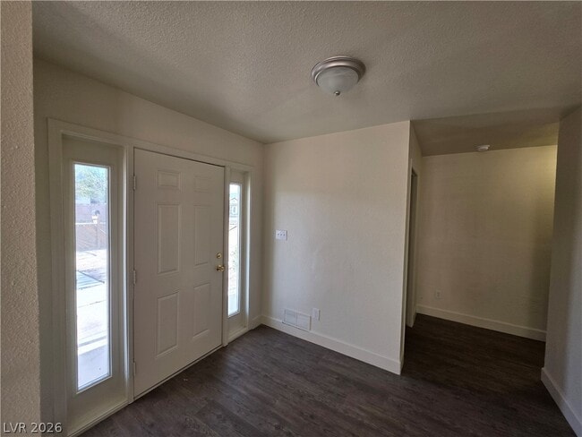 Building Photo - 1590 Mustang Dr