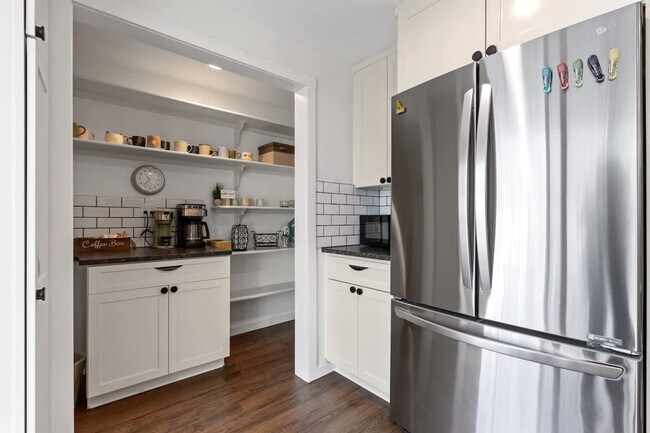 Building Photo - 3413 W Sunset Ave