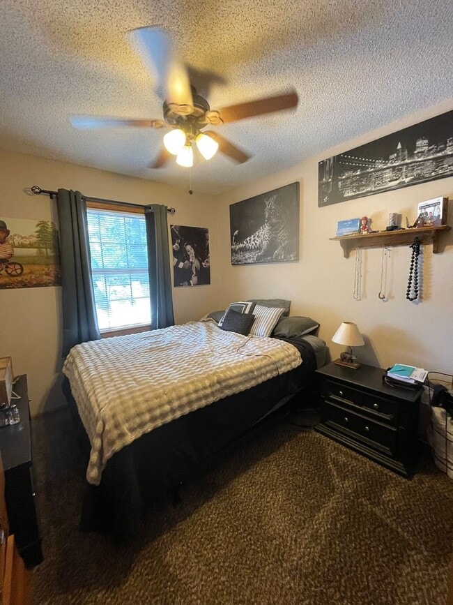 Building Photo - Great Townhome! Close to Campus!