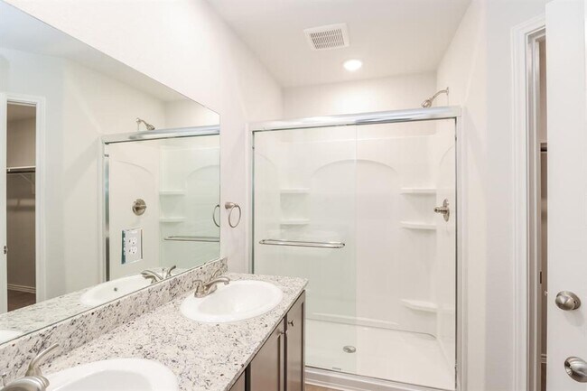Building Photo - 5616 Poinsettia Pl