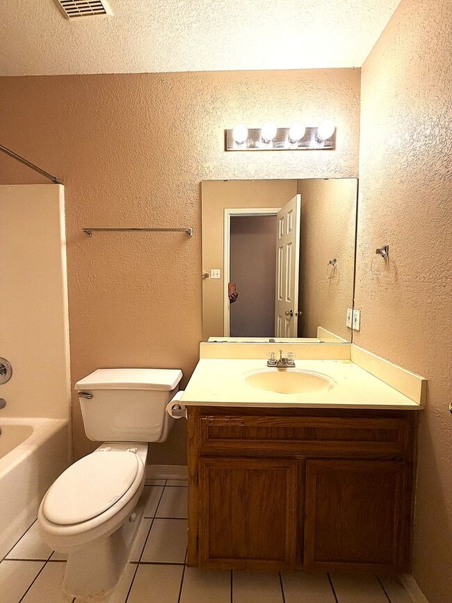 Building Photo - 405 Gina Dr