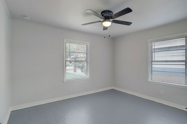 Building Photo - 1009 15th Ave N