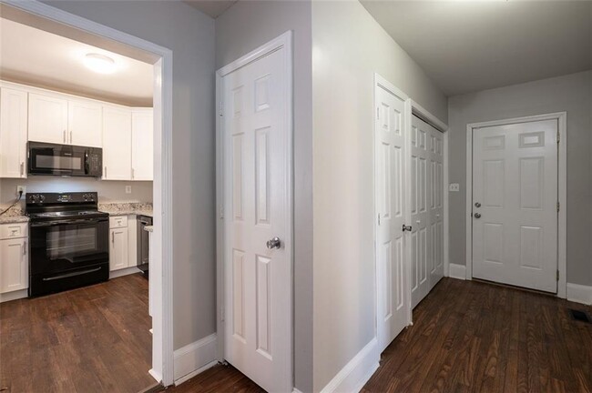 Building Photo - 1095 Deckner Ave SW