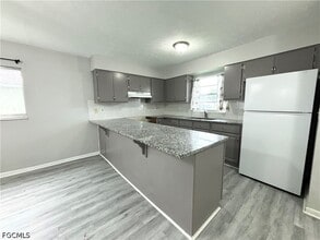 Building Photo - 1720 SE Santa Barbara Pl