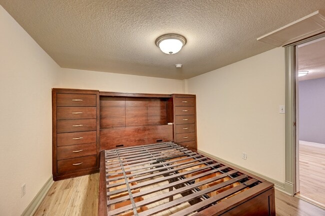 Building Photo - $1,050 - 1 bed, 1 bath charming Condo in the Heart of Denver!