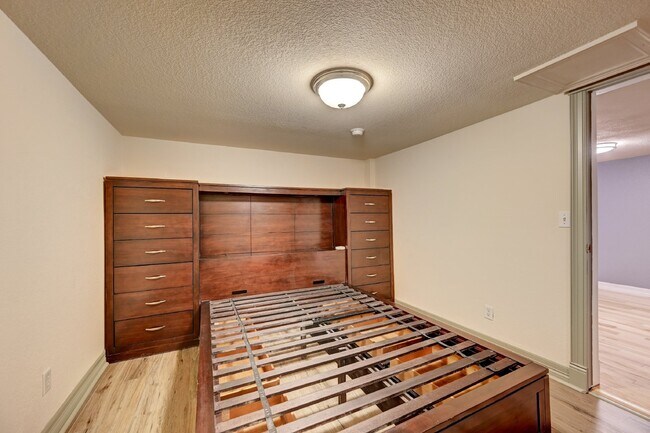 Building Photo - $950.00 - 1 bed, 1 bath charming Condo in the Heart of Denver!