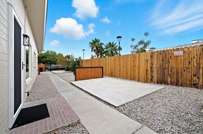 Building Photo - Fully Remodeled 2BR with Modern Upgrades &...