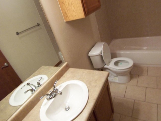 Building Photo - Lovely Duplex in gated community.