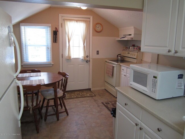 Building Photo - 115 10th Ave