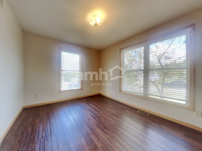 Building Photo - 71 Thornhill Dr