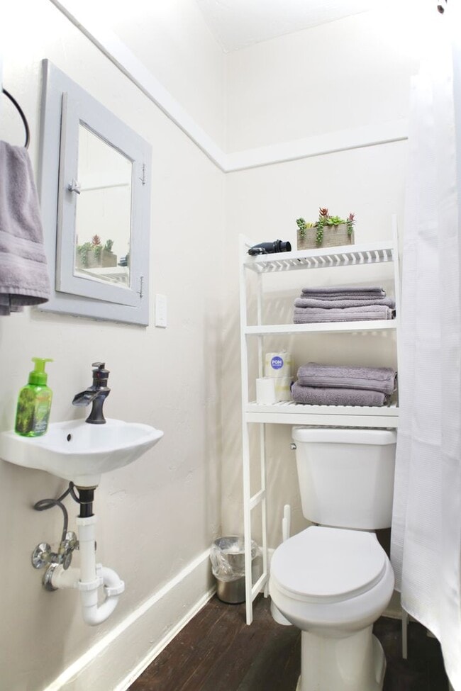 Building Photo - Furnished 2 Bedroom walking distance to Historic 4th Ave!