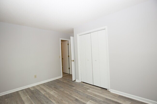 Building Photo - 50 Surry Cir N