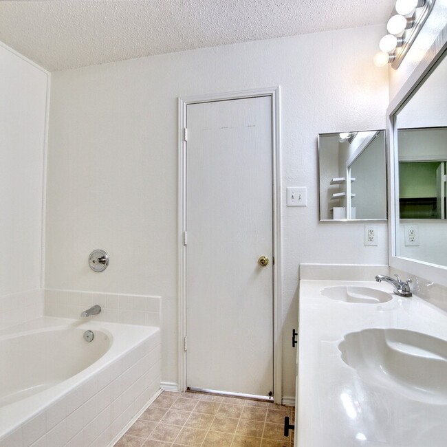 Building Photo - 8751 Gray Fox Ct