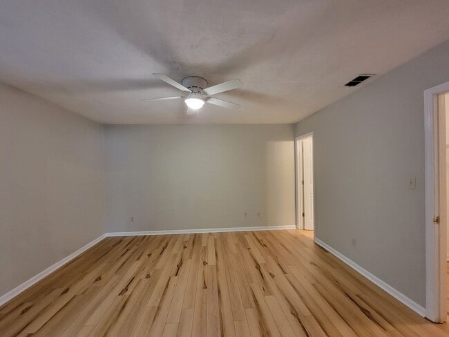 Building Photo - 2 bedroom/ 2 bath duplex for rent in NE Tallahassee, woodfloors, fenced back yard available Augus...
