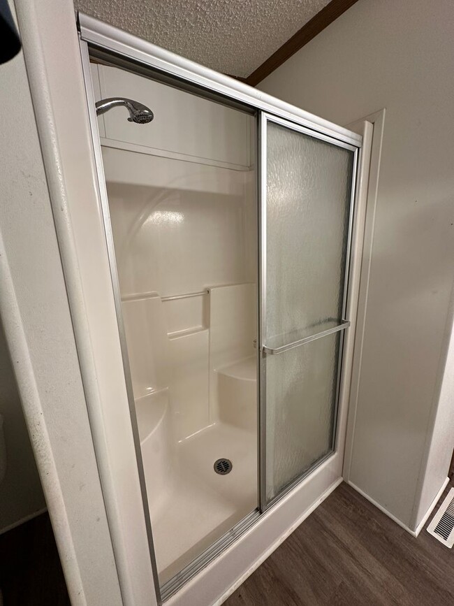 Building Photo - $1,250 / Month | 3 Bed · 2 Bath · 1,375 Sq...