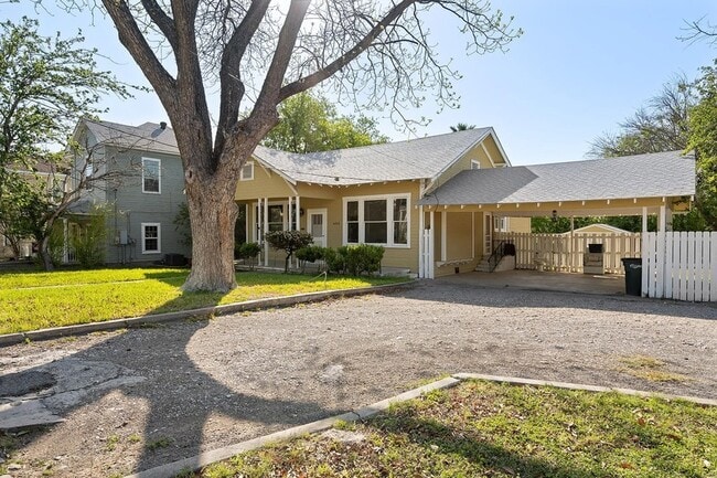 Building Photo - 603 E Losoya St