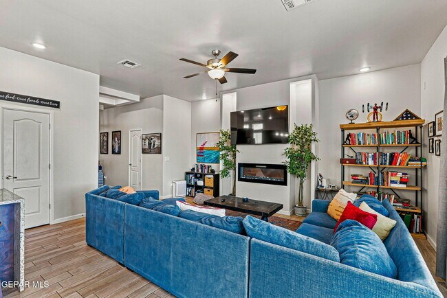 Building Photo - 14756 John McNeely Ave