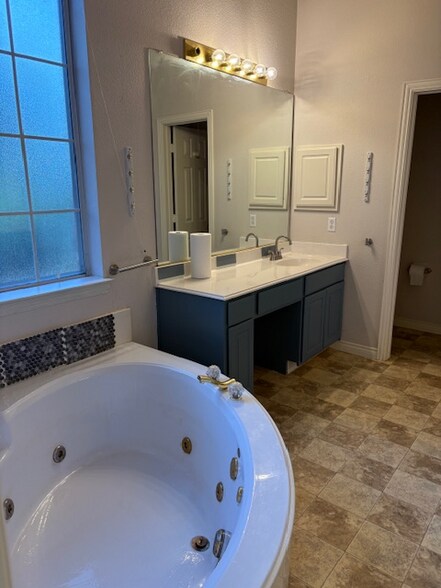 Building Photo - 4441 English Oak Dr