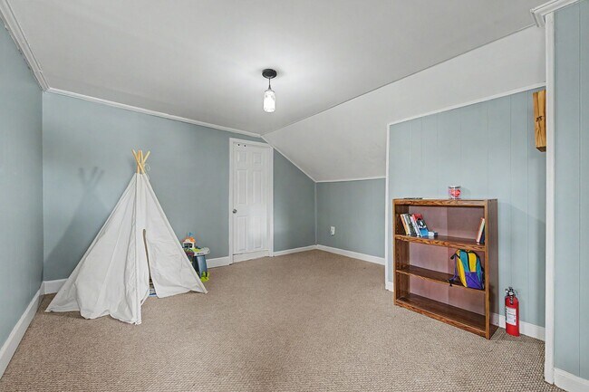 Building Photo - Spacious 5-Bedroom Home Near Radford University