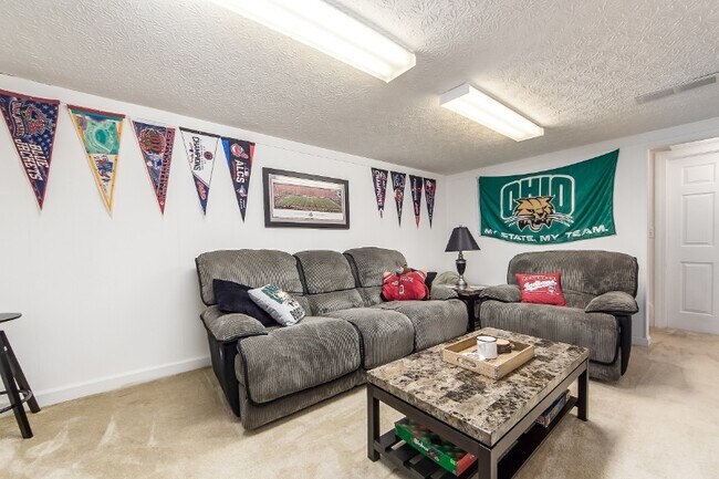 Building Photo - 902 Charleston Way Dr